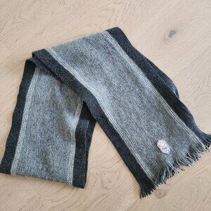 Men's cozy Gap scarf charcoal and grey